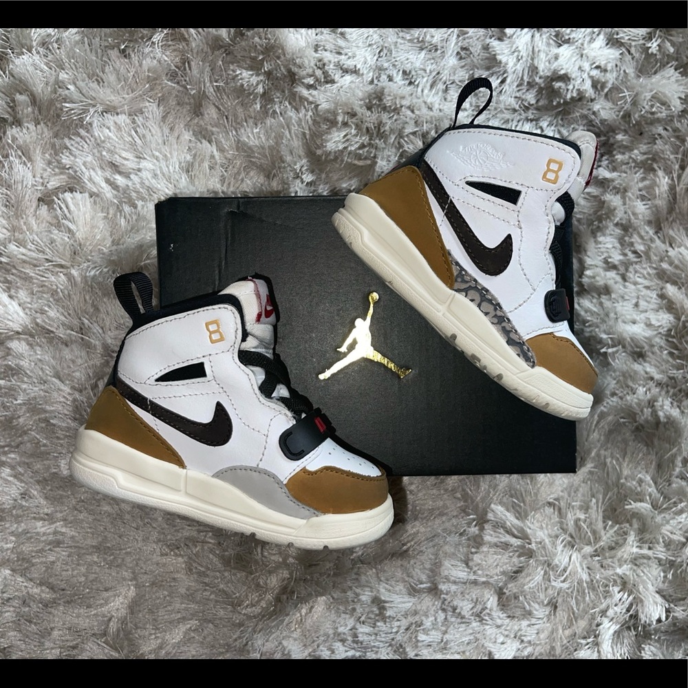Boy’s Jordan’s Size 5